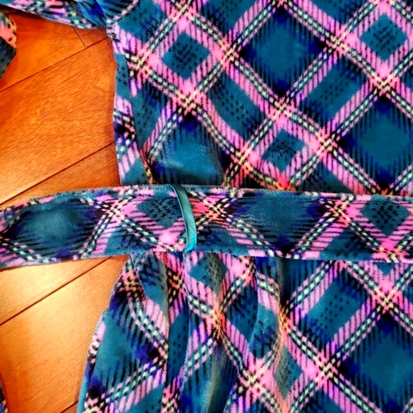Victoria's Secret Plush Green, Pink Plaid Robe w/ Belt and pockets - Picture 15 of 16